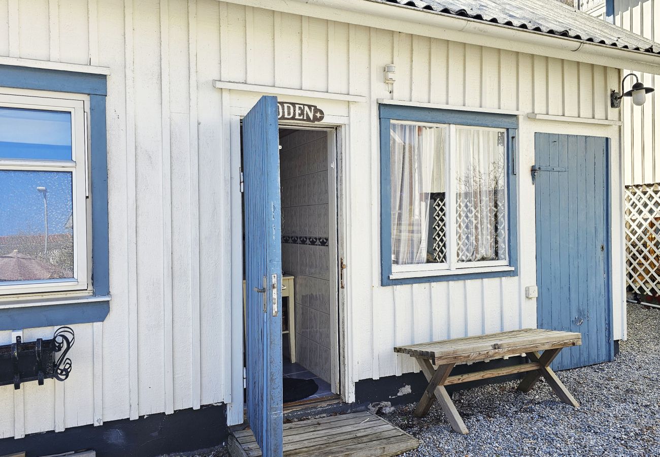 Ferienhaus in Ellös - Charmantes Ferienhaus am Meer in Ellös | SE09184