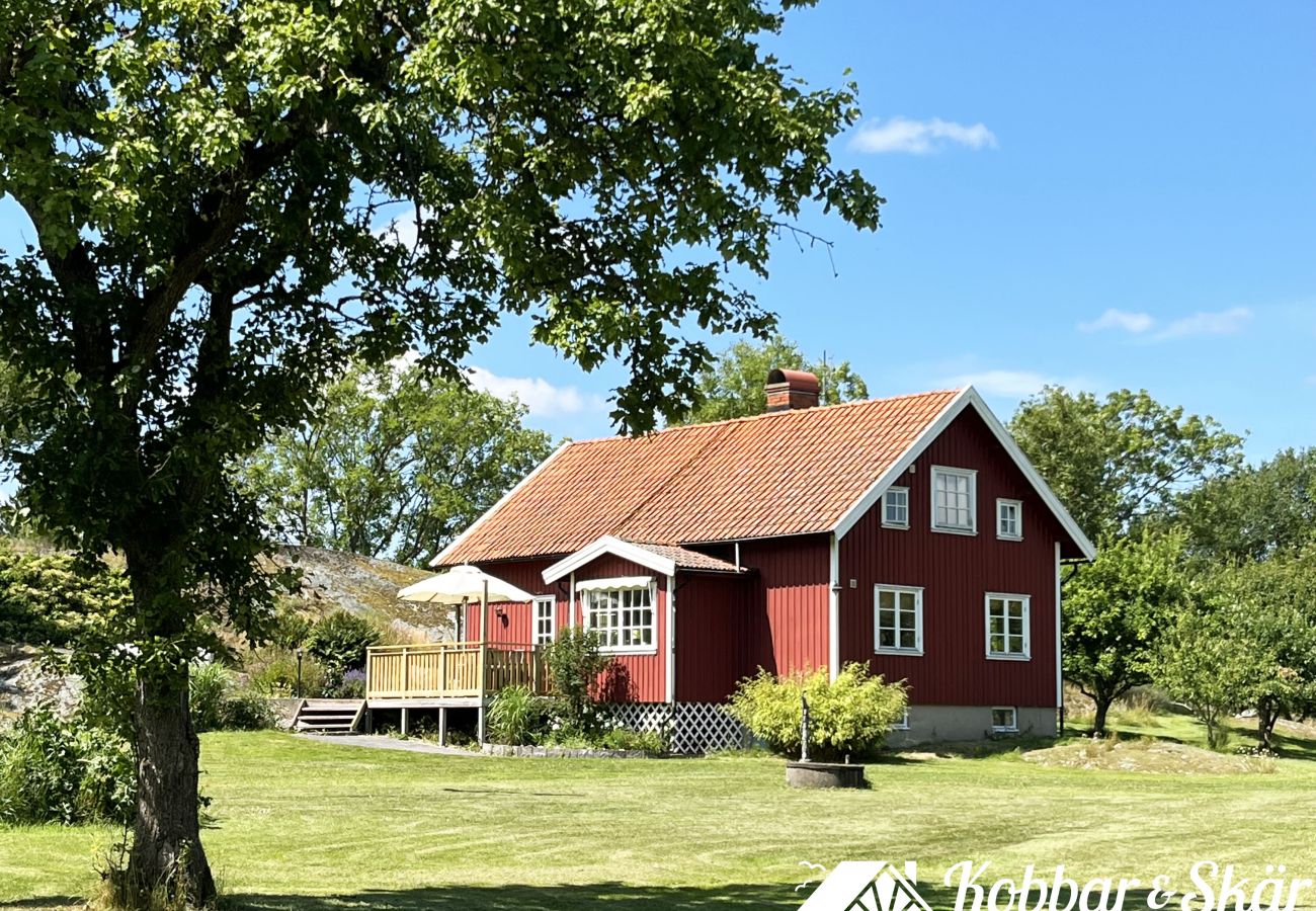 House in Hälleviksstrand - Villa with sea plot, pier and boathouse in Edshult | SE09172