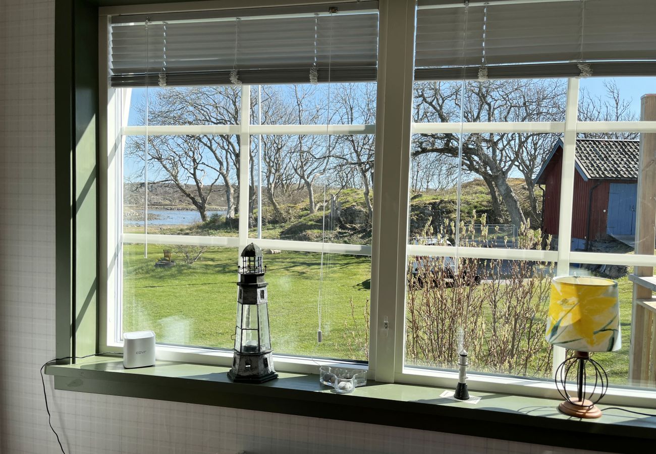 House in Hälleviksstrand - Villa with sea plot, pier and boathouse in Edshult | SE09172