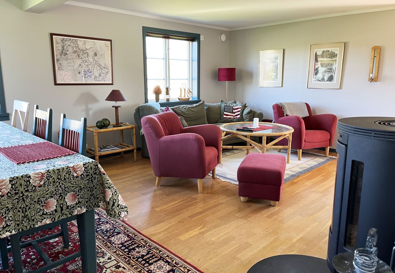 House in Hälleviksstrand - Villa with sea plot, pier and boathouse in Edshult | SE09172