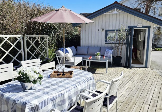 House in Ellös - Charming cottage by the sea in Ellös | SE09184