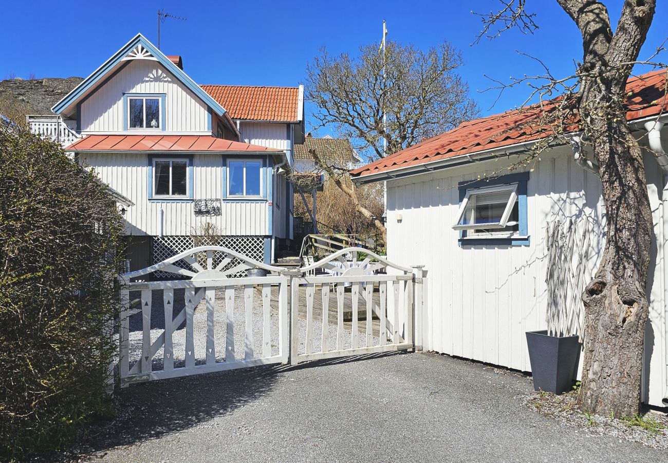 House in Ellös - Charming cottage by the sea in Ellös | SE09184