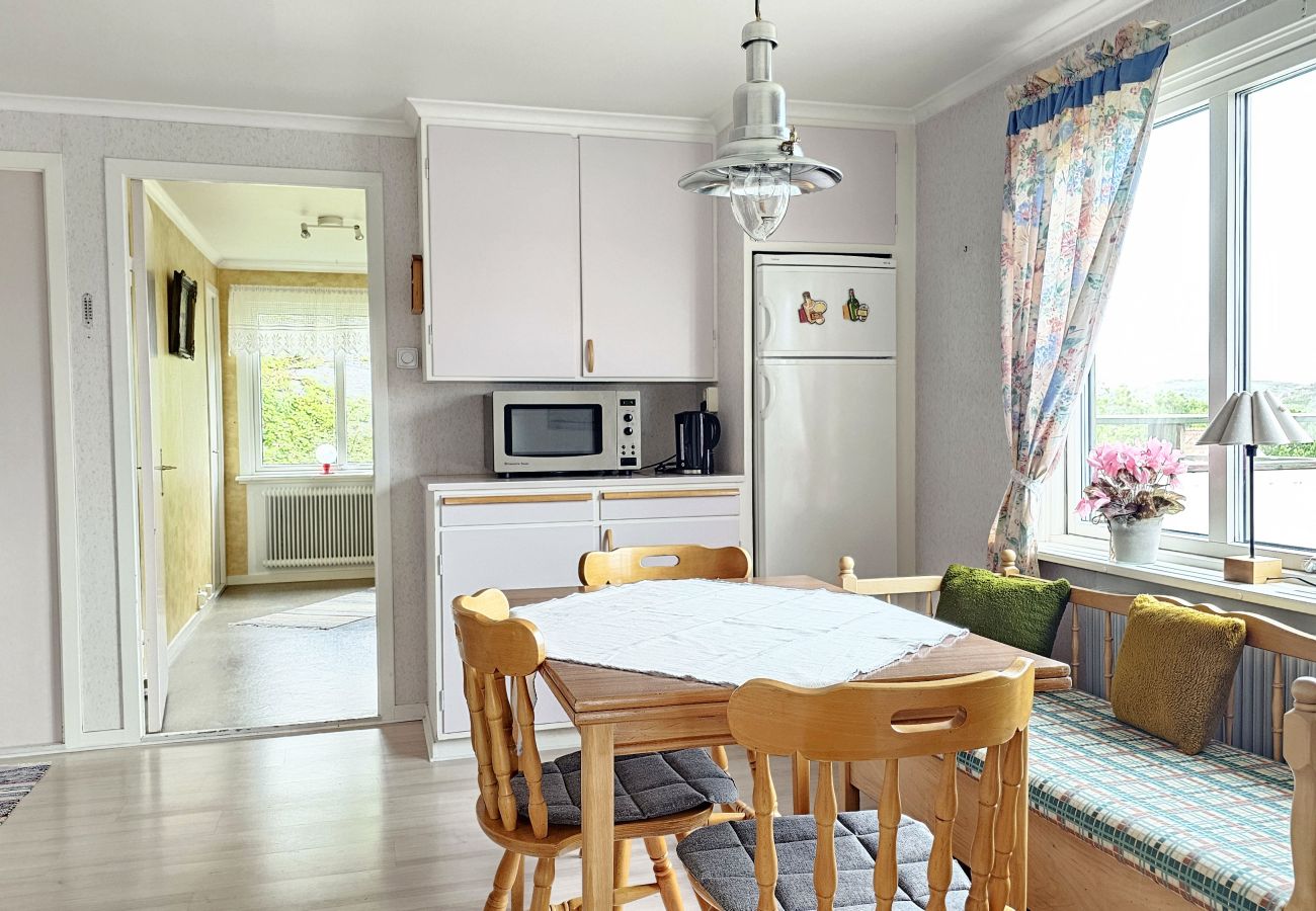 Apartment in Skärhamn - Apartment Near the Sea in Skärhamn | SE09178