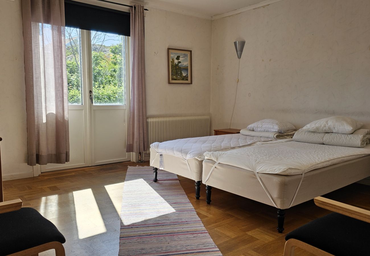 House in Skärhamn - Functional Apartment on Two Levels in Skärhamn | SE09175