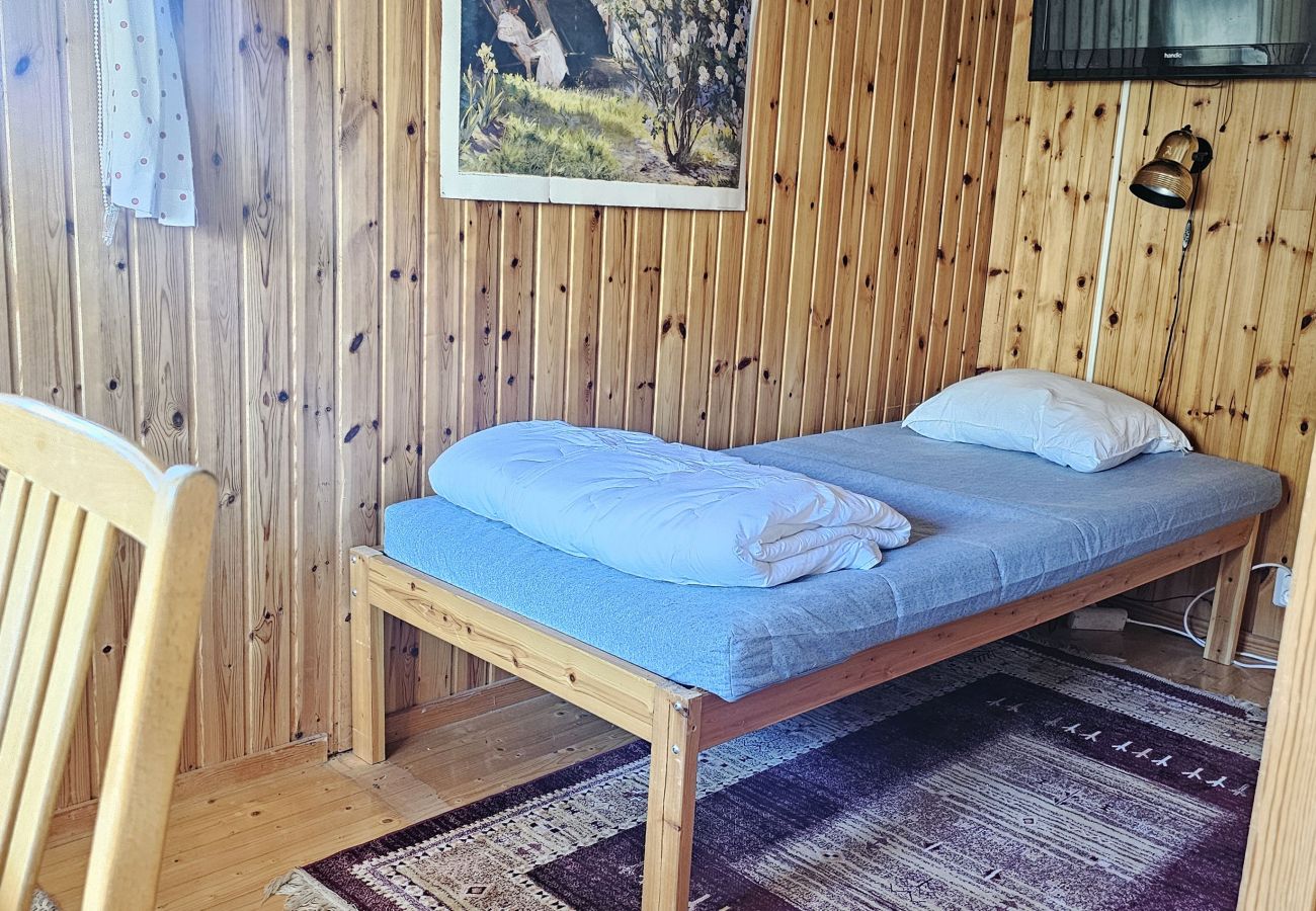 Stuga i Varekil - Mysig stuga på ljuvliga Rossö, Orust | SE09130